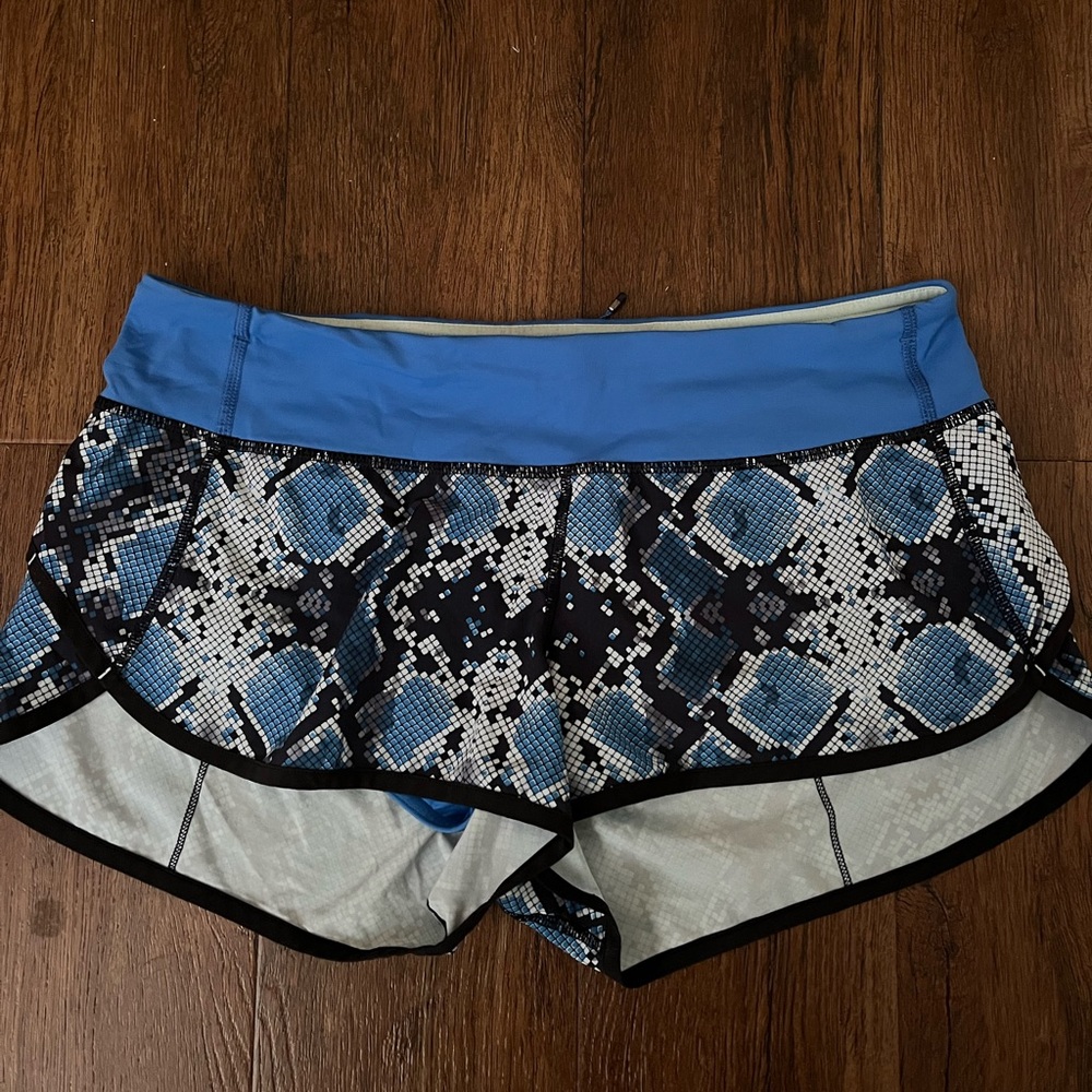 Lululemon speed short 2.5” in mini ziggy snake caspian blue | Size 8
